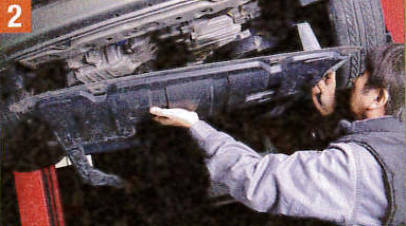 フルードの排出作業時、車の下に潜る必要があるため、まずクルマを持ち上げ固定する。そして、アンダーカバーを取り外す。