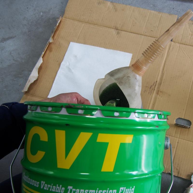 ドレンを締め、内部洗浄の為に新油のCVTフルードを用意します。
排出されたCVTフルードが3.3Lの為、新油も同じ量を入れていきます。