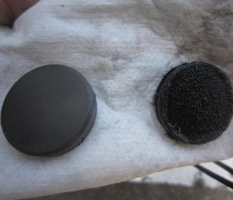 マグネットに付着した鉄粉も清掃しました。
左：清掃後