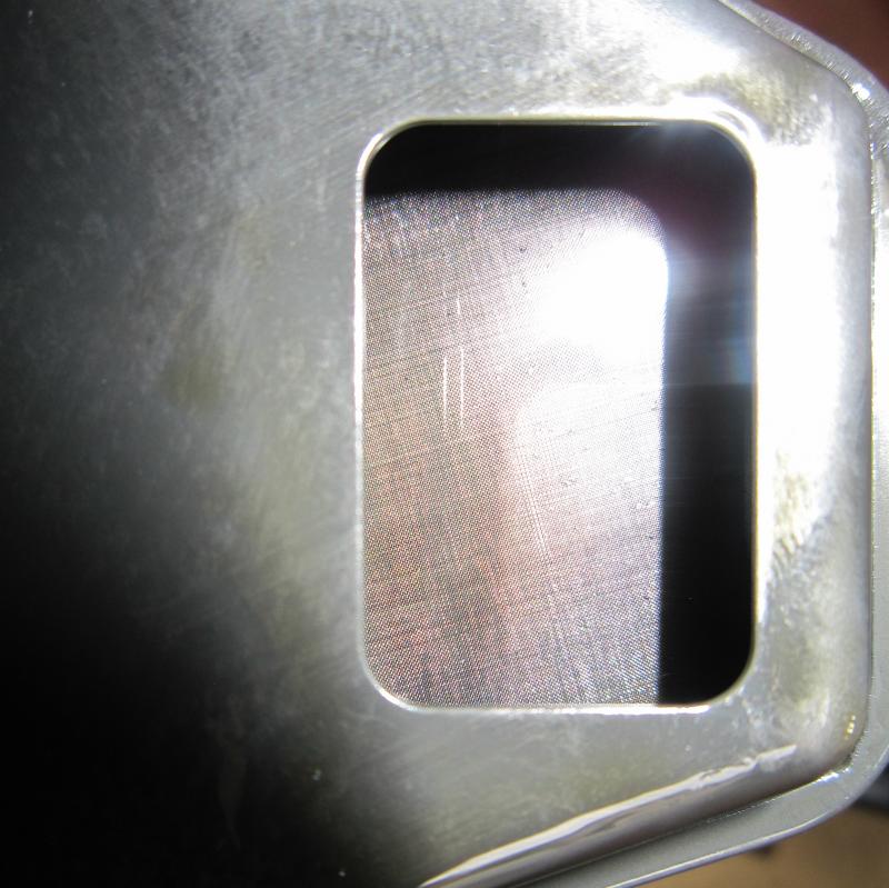 外したストレーナーのメッシュ部分拡大写真です。
見えにくいですが、網目に金属片が引っ掛かっていることがわかります。