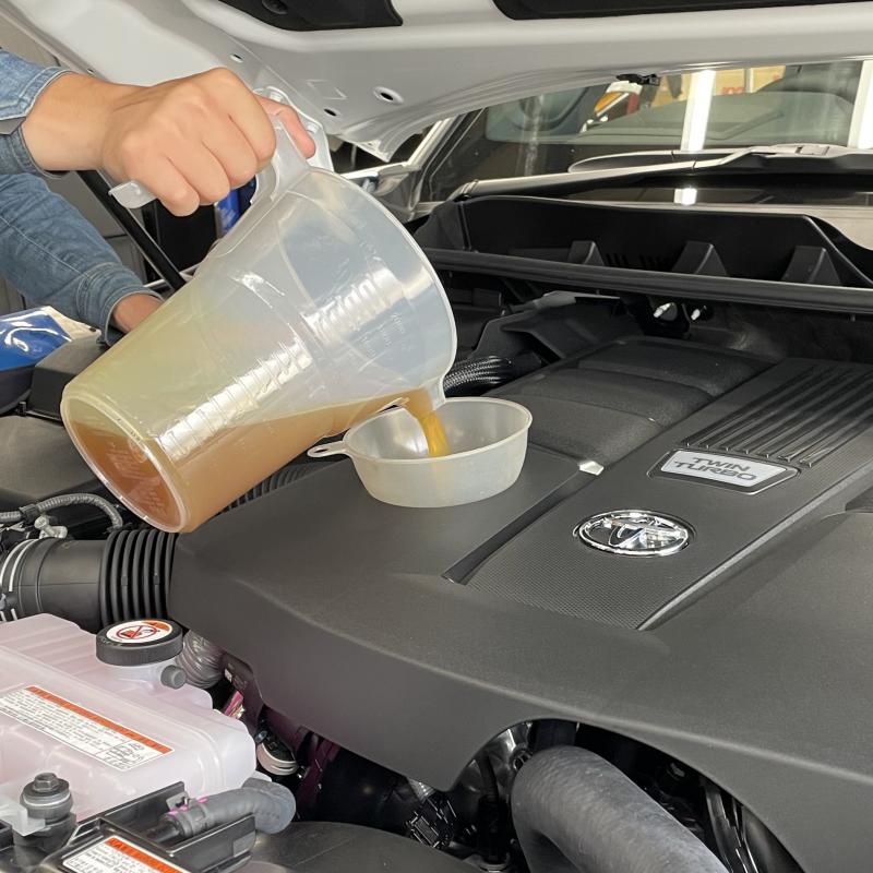 エンジンにSOD-1 Plus添加。
新車から添加することでオイル劣化で起こる汚れの堆積を防ぎ、内部を常に綺麗を保つことが出来ます。 

