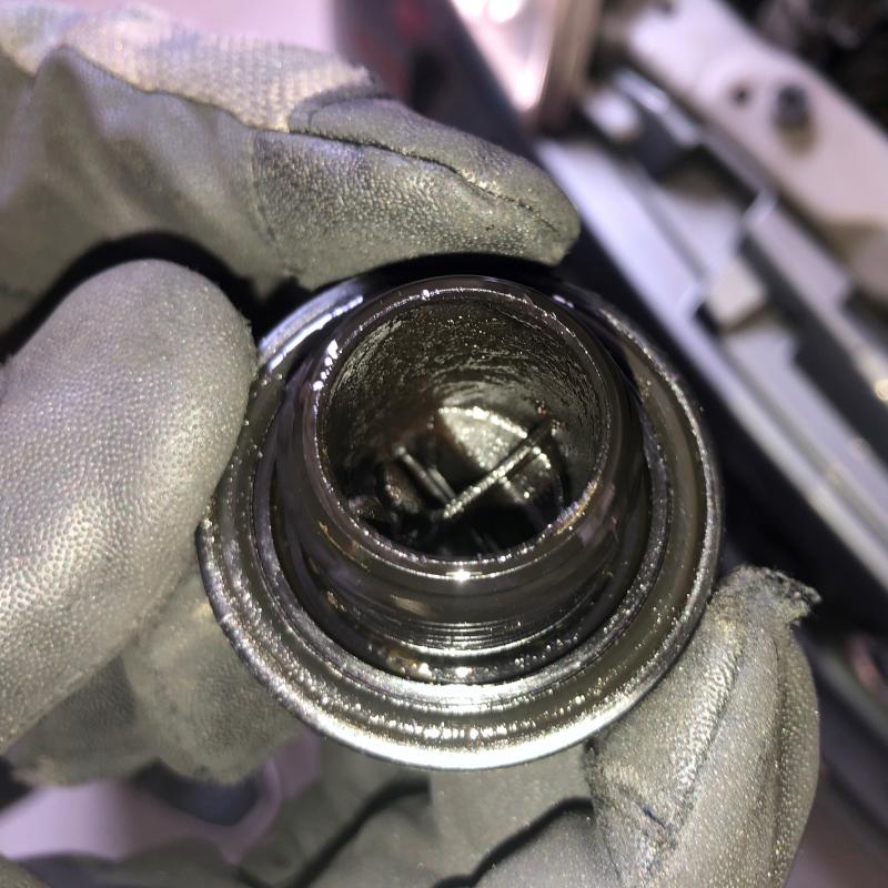フィラーキャップが汚れています。
オイル管理が悪いとエンジン内部に酸化物質が溜まりトラブルが表面化しますが、SOD-1を添加すれば未然に防ぎます。