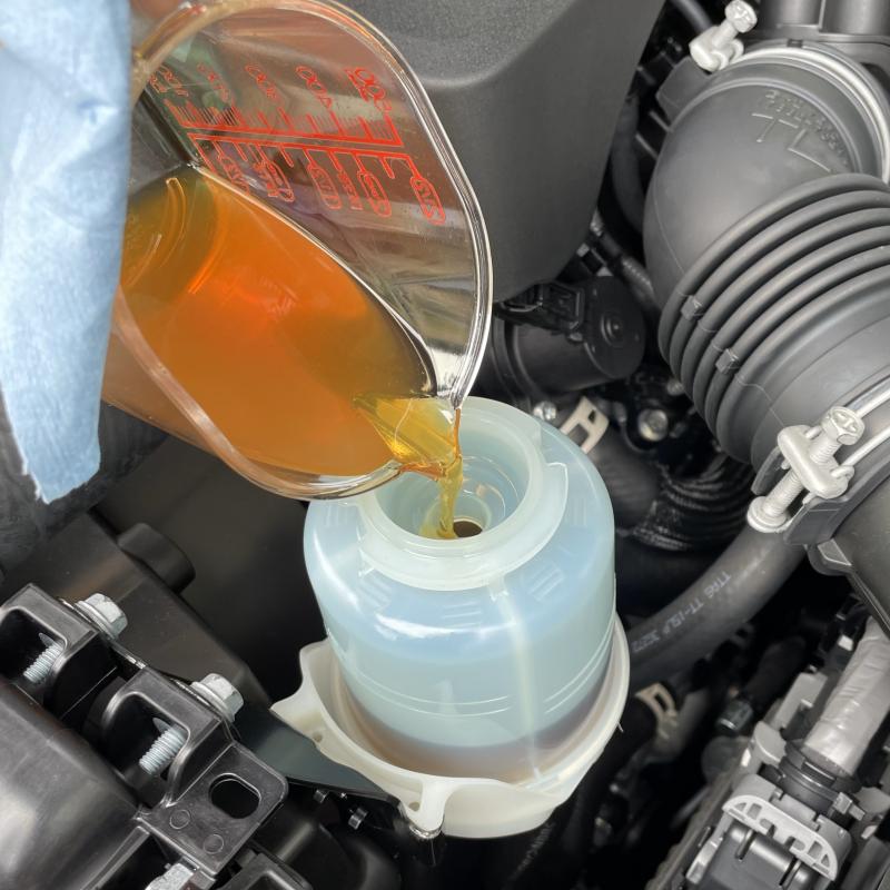油圧パワステにSOD-1 Plusを添加。
新車から添加することでオイル劣化を抑え金属接触による異音の発生緩和します。
