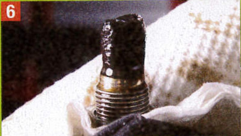 ドレンボルト先端の磁石にはCVT内部で生じた鉄粉が吸着していて、こんもり。フルード自体の劣化もかなり進んでいそうだ。