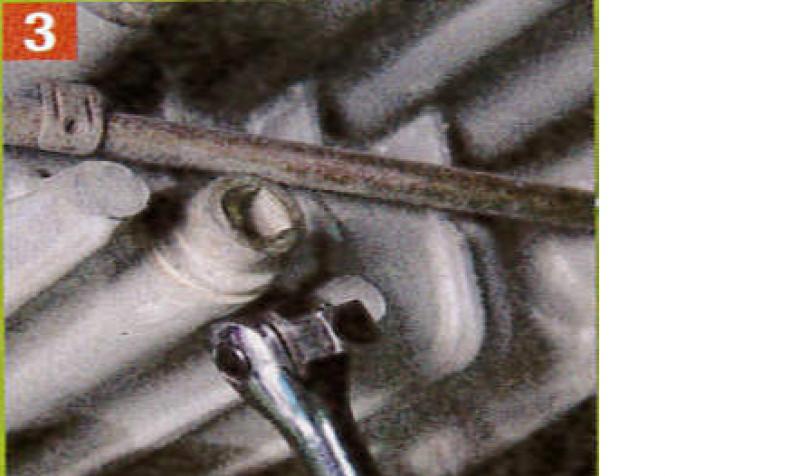 モデル車モビリオのドレンボルトの頭には四角穴がある、そこに３/8インチ角のスピンナハンドルを直接はめて回す。