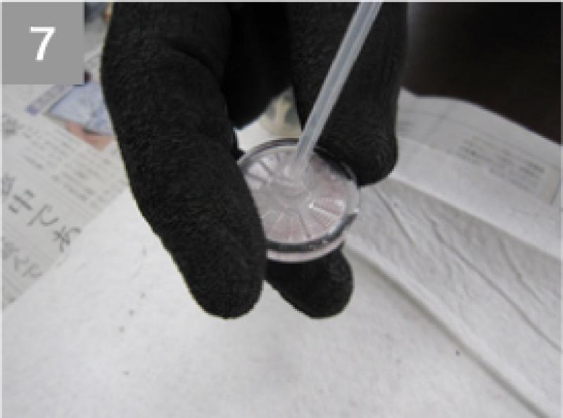 最後にもう一度パーツクリーナーを注入。
フィルター内にパーツクリーナーを行き渡せることでレンズの役割を果たし、コンタミ（摩耗粉）をより鮮明に確認することが出来ます。