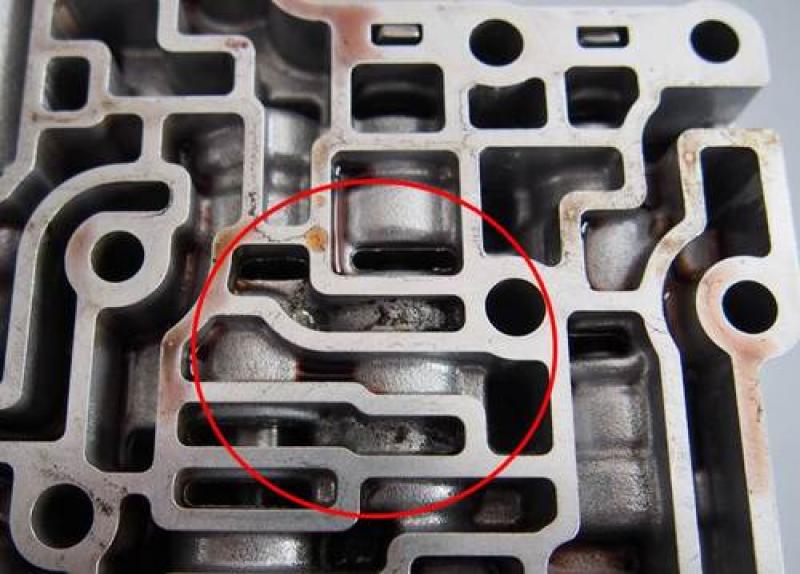 １０万㎞走行したバルブボディ
（１０万㎞走行中オイル交換２回実施）
このようにオートマチックオイルをある程度交換していても、スラッジが溜まります。 