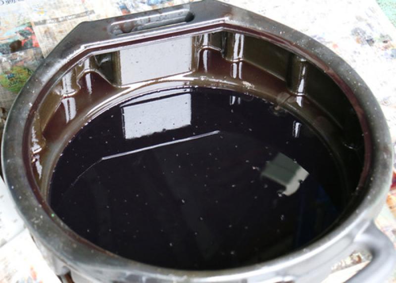 抜いたオイルも真っ黒です。