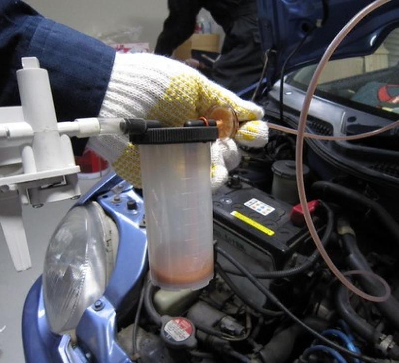 コンタミチェッカーのキットを使用し、ATFレベルゲージから約20㏄ほどオイルを抜き取ります。