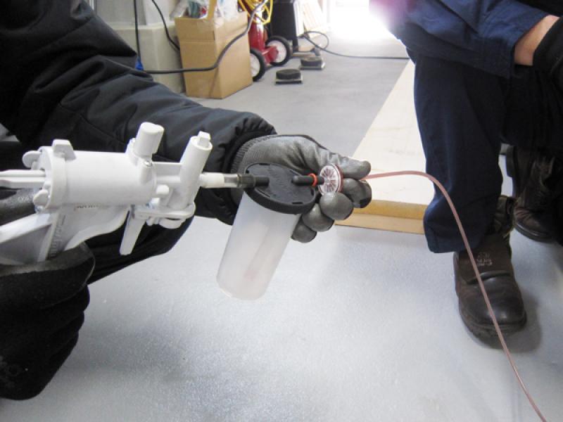 コンタミチェッカーのキットを使用し、20㏄程のATFを抜き取る。