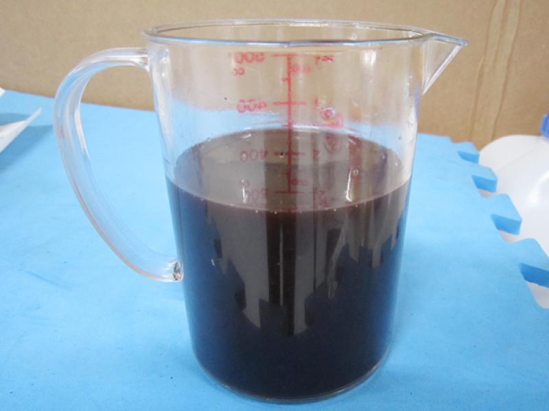 抜いたオイルは真っ黒。