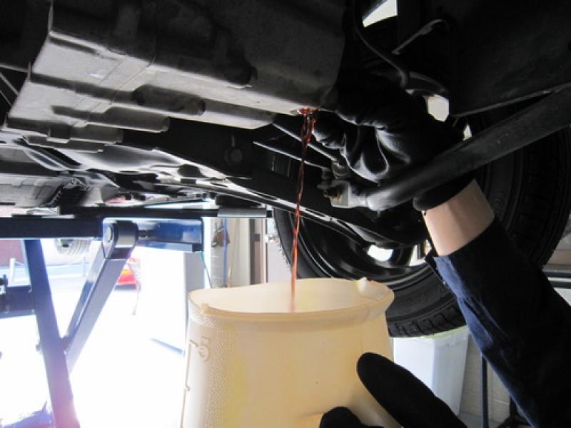 ATF抜き取り中。まだ透明度は残っているようです。