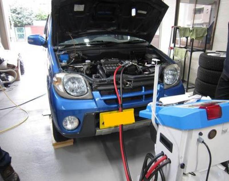 ATFチェンジャーを使用し、循環式でオイルを交換します。