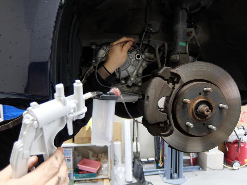 約20㏄ほどのATFを抜き取ります。