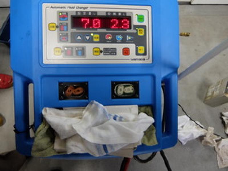 ATFチェンジャーでオイル交換中