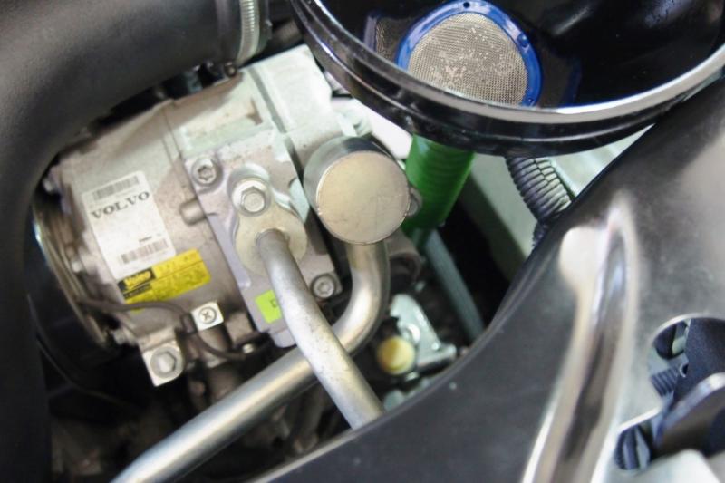 ATFレベルゲージに漏斗を挿入