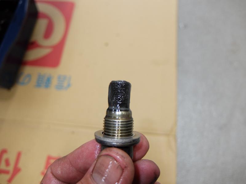 ドレーンボルトには鉄粉がびっしり付着