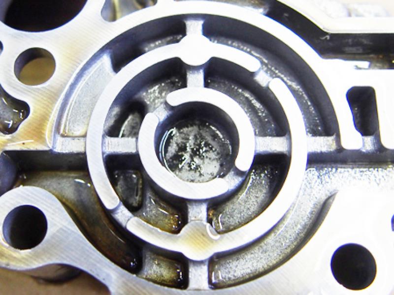 パブルボディ内に、汚れ（鉄粉やスラッジ）が溜まっているのを確認