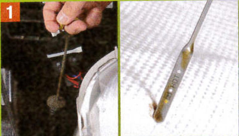 交換作業を始める前にレベルゲージを引き抜いてCVTフルードが規定量入っているか確認する。抜けた量を入れるのが基本だからだ。