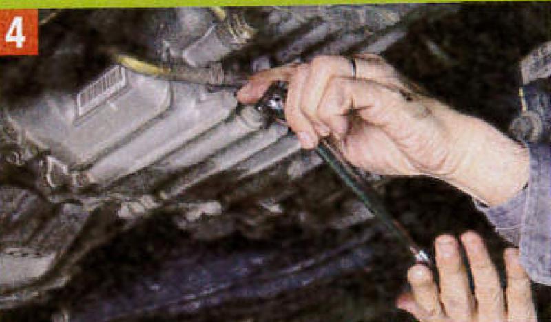 衝撃で抜けないようスピンナハンドルのヘッド部分を押さえながら、ハンドル部を叩くようにして一気に力を加えて暖める。