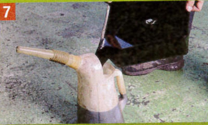 正確な排出量を確認するため、オイルジョッキを利用して計測する。実測値は約3.4L。取説に記されていた3.2Lより、若干多めだ。