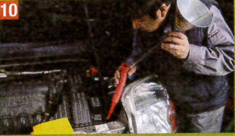 レベルゲージ穴はかなり下にあるためロングノズルを差しっぱなしにし、そこにフレキシブルファンネルをはめ込む。