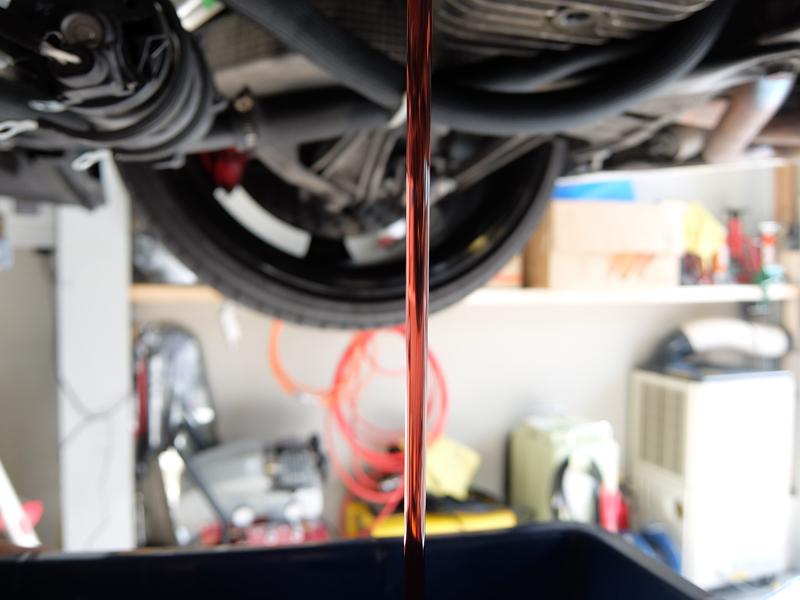 オイルを抜き取ります。前回のオイル交換から約12000㎞しか走っていない為、まだオイルにも透明度が残っています。