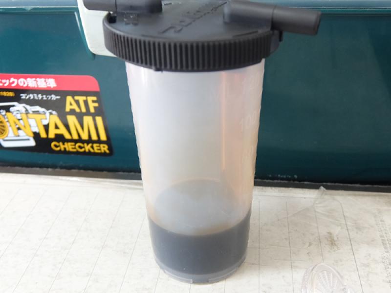 コンタミチェッカーで約20㏄、ATFを抜き取りました。
抜き取ったATFは真っ黒でしたが・・・