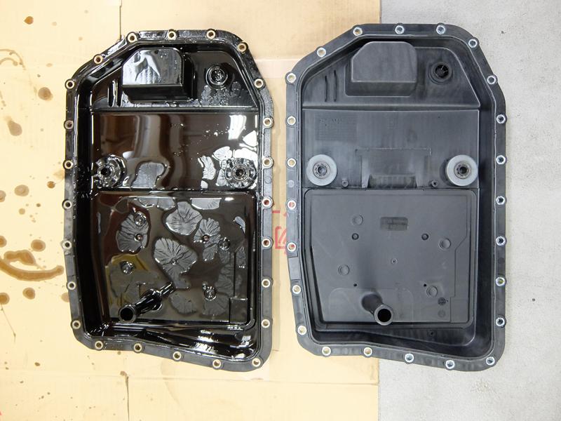 こちらのお車の場合は、オイルフィルターとオイルパンが一体型の為、オイルパンごと交換をしました。オイルパンの底には、鉄粉などが混じったスラッジが溜っていました。