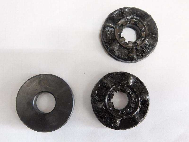 左が鉄粉を拭き取ったマグネットです。