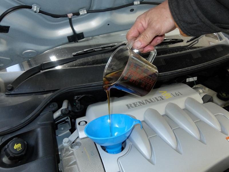 エンジンオイル総量の10％、SOD-1Plusを注入