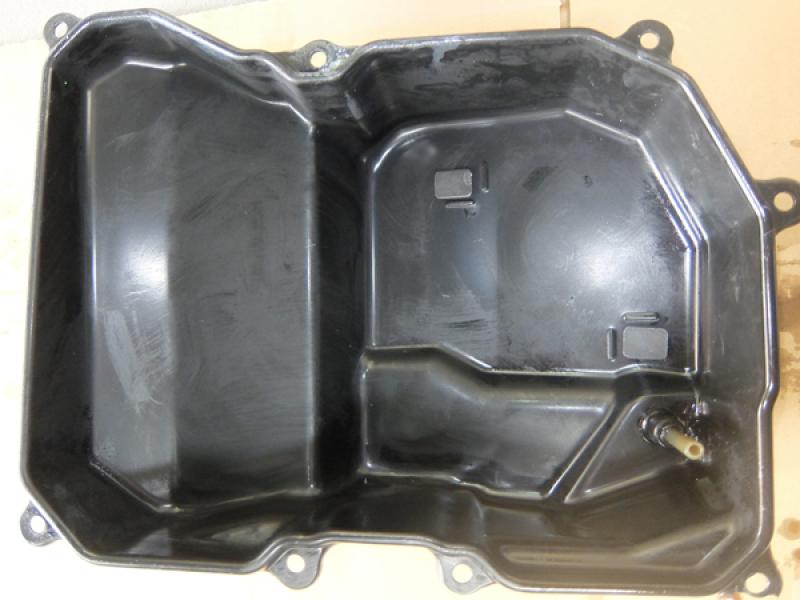 オイルパンに溜っていた鉄粉を綺麗に除去した後の写真です。
ATF交換の際はオイルパンの清掃も推奨しています。