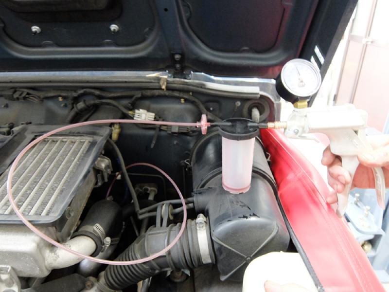 コンタミチェッカーを使用しATFを20CC程抜き取ります。オイルがフィルターを通過した際に鉄粉をキャッチします。