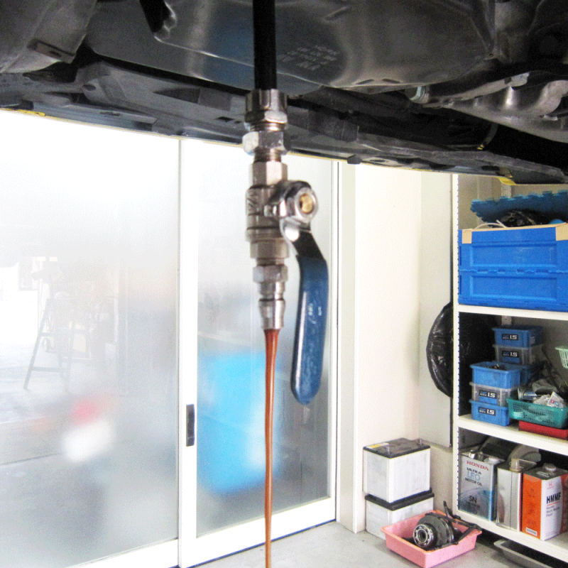 ポイント①
チャックを外すだけでオイル排出ができます。コックを閉めてチャックで外してポンプを移動すればオイルの補充もし易く、リフトの上下動作も安全に行えます。