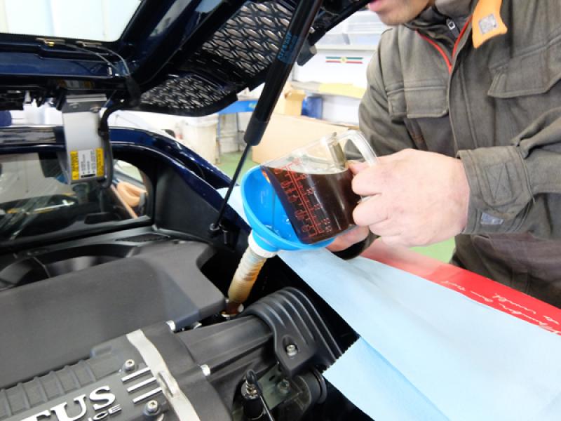 エンジンにSOD-1Plus添加中