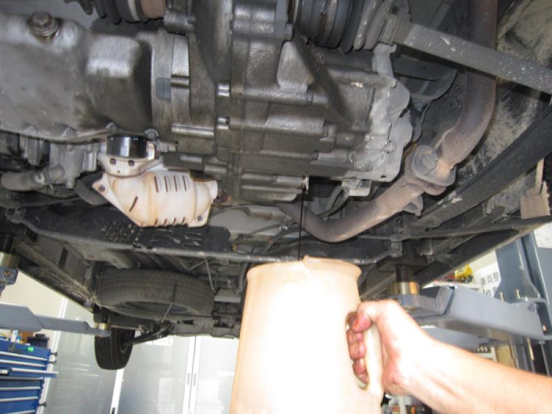 コンタミチェック用に少量のオイルを抜き取ります。