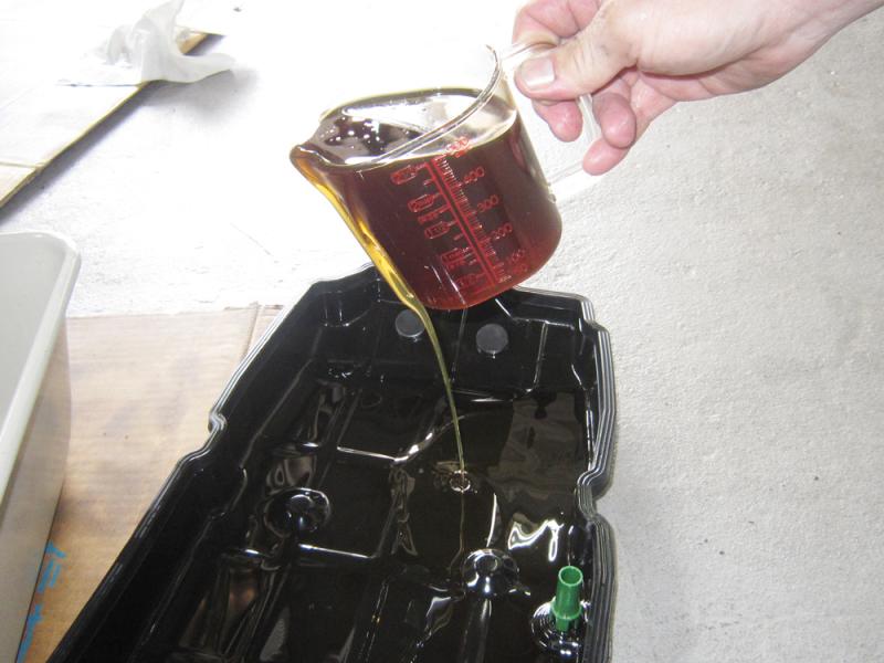 オイルパンにSOD-1Plusを注入。※旧製品は粘度が高く単体ではドレーンから注入がしずらかったためこのような方法とっていましたが、新製品は粘度を下げ、単体でもドレーンから注入しやすくなりました。