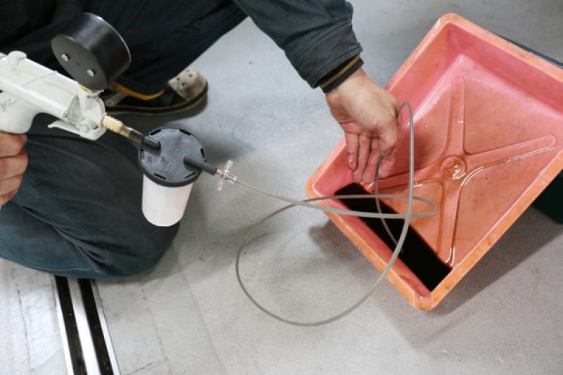 コンタミチェックをします。汚れたオイルをフィルターを通して吸い込むことで、コンタミ（鉄粉）をキャッチします。