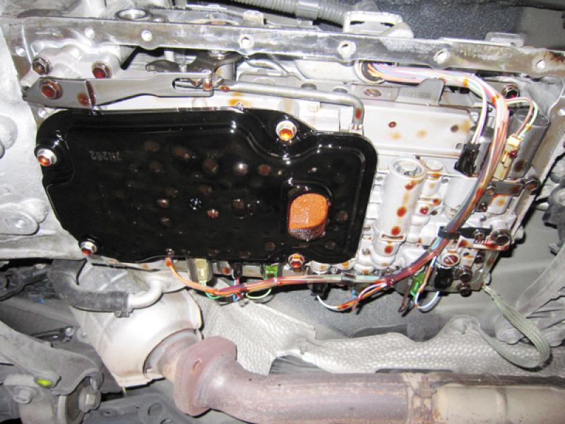 ATF交換の際はストレーナーの交換も推奨しています。鉄粉やスラッジなどでフィルターの目詰まりが起きていた場合、オイルの吸い上げを阻害する可能性があります。