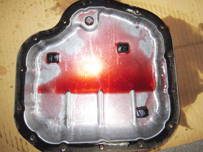 オイルパンのマグネットには鉄粉が溜まっていました。