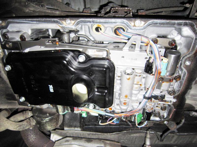 新品のストレーナーを装着。ATF交換時はストレーナーの交換も推奨します。フィルターの目詰まりがあると、フルード吸い上げを阻害する可能性があります。