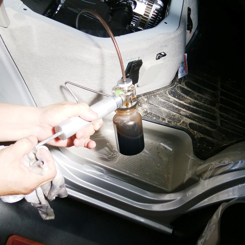 エンジンオイル抜き取り