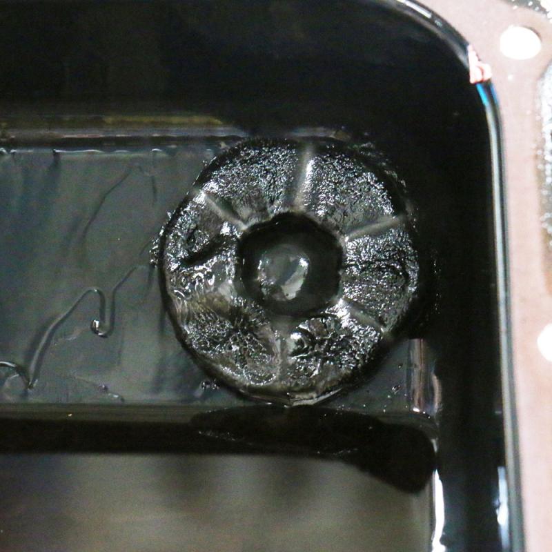 コンタミチェク消耗度2の状態でも、マグネットにはびっしりと鉄粉がくっついています。