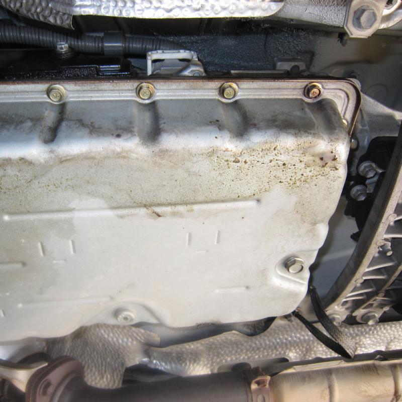 ATオイルパンからのオイル滲みが確認できます。