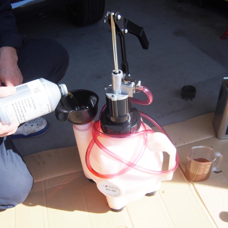 抜けた量の1.5Lをタンクに入れて注入します。
ハンドポンプについてはこちらをご参照下さい。→handpunp-atfchange