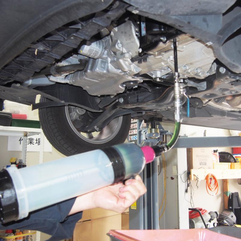 SOD-1Plus（油圧シフト部の総油量の10％）を指定オイルに混ぜ、抜けた量注入します。