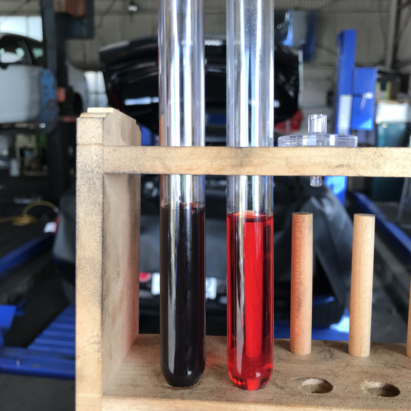 こちらではコンタミチェックに加えて、お客様に新油と抜き取ったフルードを見せて、フルード交換の必要性をご説明されています。