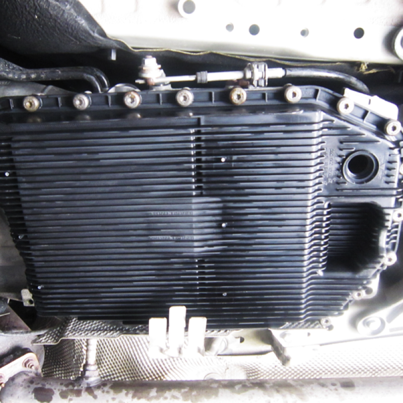 今回もオイルパン・ストレーナーを交換します。