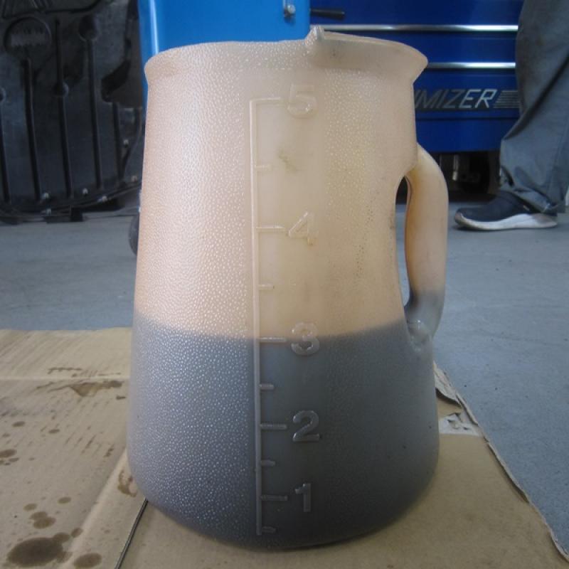 フルードを抜きます。