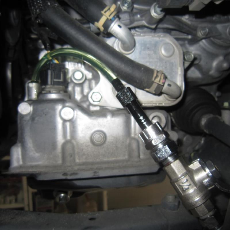 ハンドポンプを使用しフルードを入れます。
